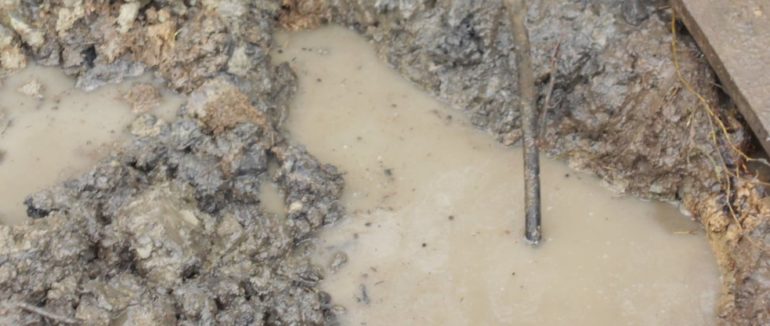 У Великому Березному під час ремонту дороги пошкодили газопровід