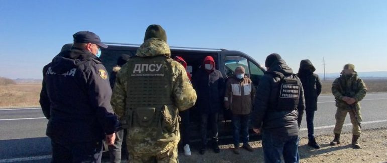 Без документів: на Хустщині затримали групу нелегалів