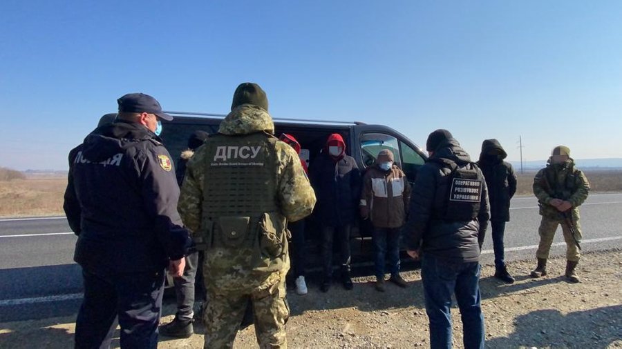 Без документів: на Хустщині затримали групу нелегалів