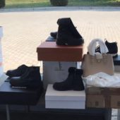 На Закарпатській митниці вилучили у перевізника 14 пар взуття та брендові речі