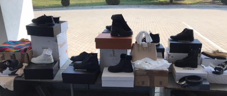 На Закарпатській митниці вилучили у перевізника 14 пар взуття та брендові речі