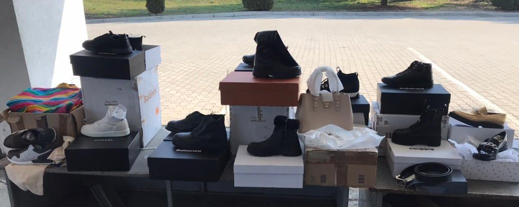 На Закарпатській митниці вилучили у перевізника 14 пар взуття та брендові речі