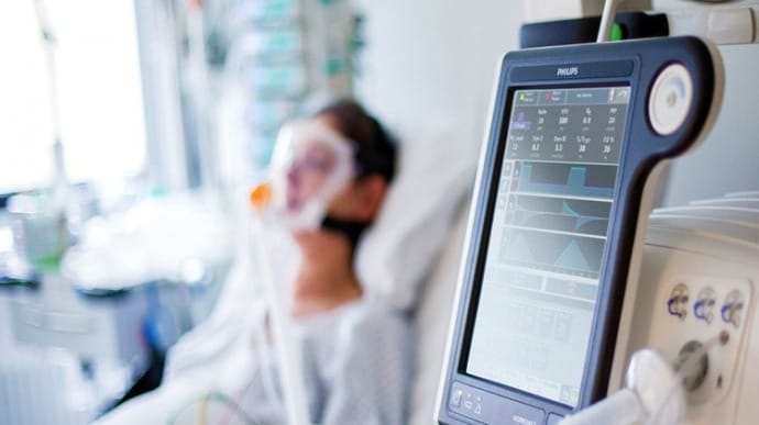 Жахлива статистика: майже 90% українців, підключених до ШВЛ через COVID, померли