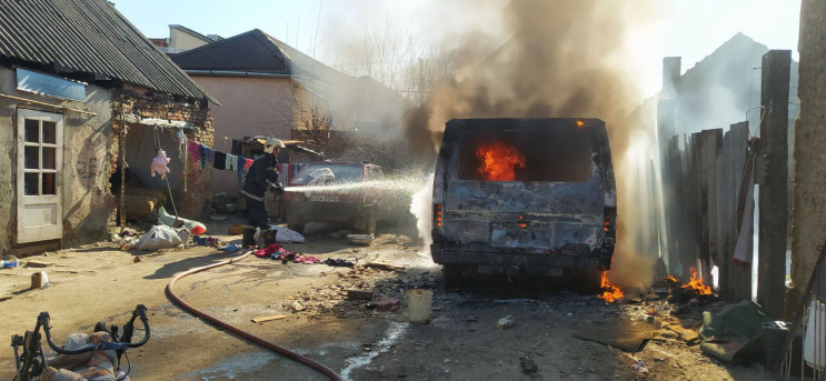 Берегівська пожежа: на подвір’ї повністю згорів автомобіль