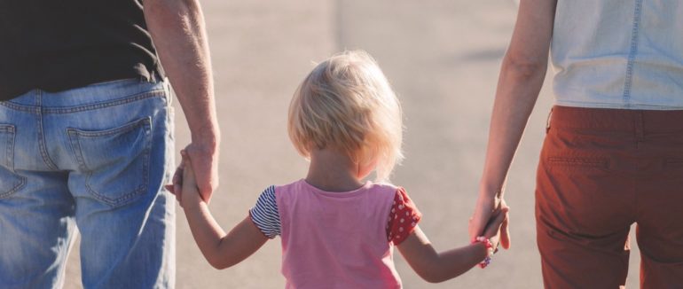 У Мукачеві подружня пара усиновила дівчинку, позбавлену батьківського опікунства