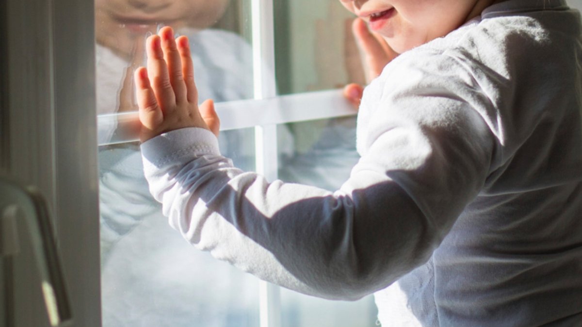 Під вікнами лежить дитина: на Донеччині трагічно загинув 7-річний хлопчик