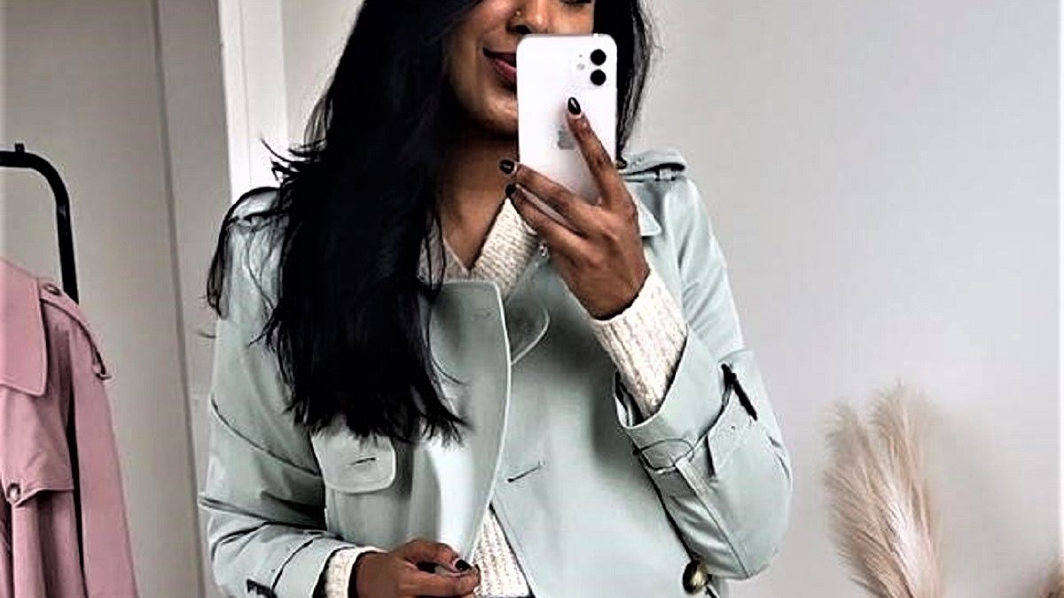 Якого кольору плащ на фото: нова суперечка в мережі