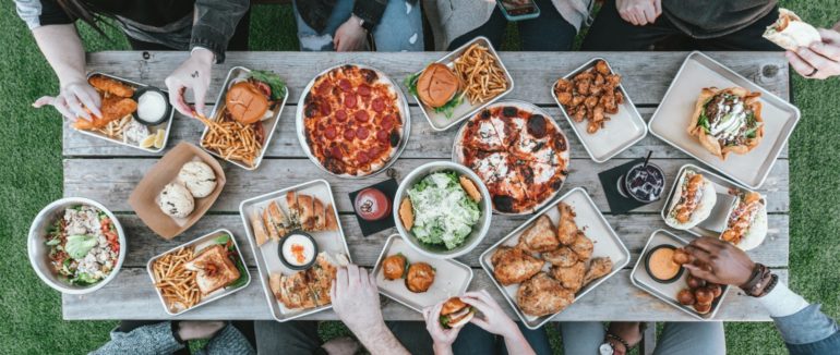 Люди за рік викидають 931 млн тонн їжі — це 17% всіх доступних харчових продуктів