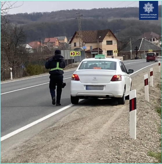 За тиждень поліція Закарпаття оштрафувала 60 водіїв таксі за порушення ПДР