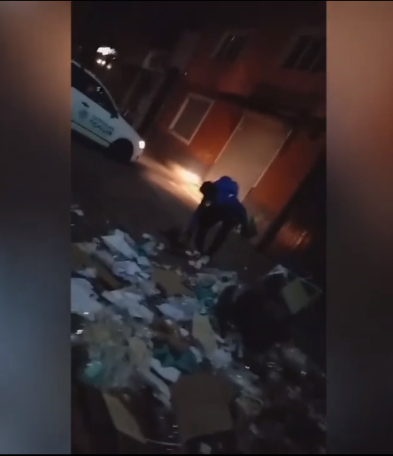 У Мукачеві чоловік вночі розкидував сміття на дорогу