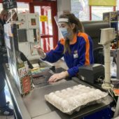 Яйця подорожчали і цукор за ними. Чому в Україні стрімко ростуть ціни на продукти і скільки це триватиме