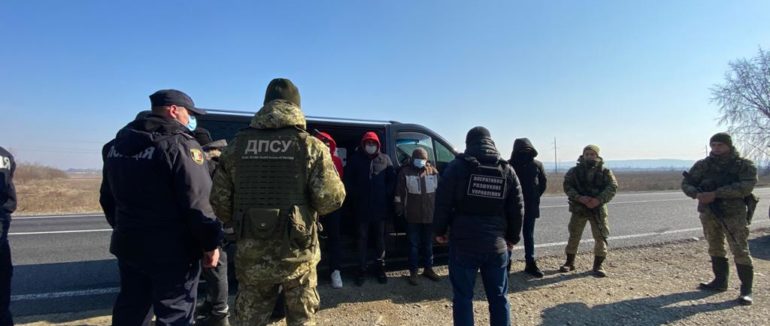 На Закарпатті затримали водія з нелегальними мігрантами