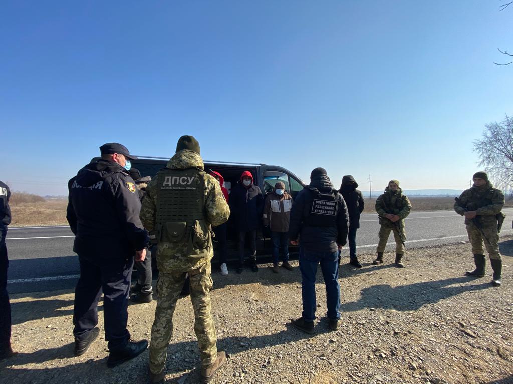 На Закарпатті затримали водія з нелегальними мігрантами
