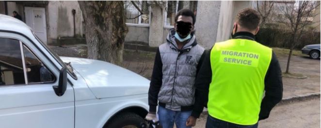 Міграційна служба скасувала посвідку на тимчасове проживання: в Ужгороді затримали іноземця