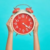 Спатимемо на годину менше: цієї неділі Україна переходить на літній час