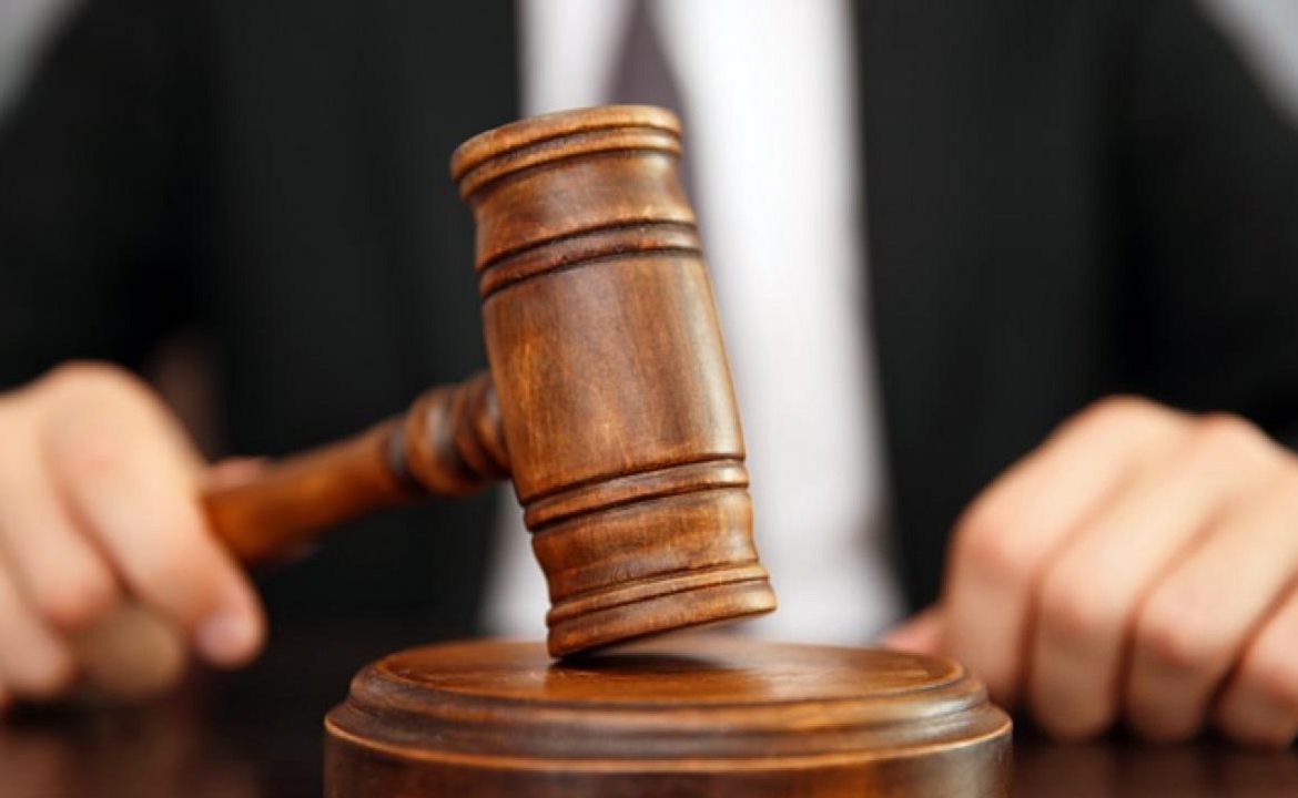 Взятий під варту: в Ужгороді судитимуть чоловіка за грабіж та поранення ножем знайомого