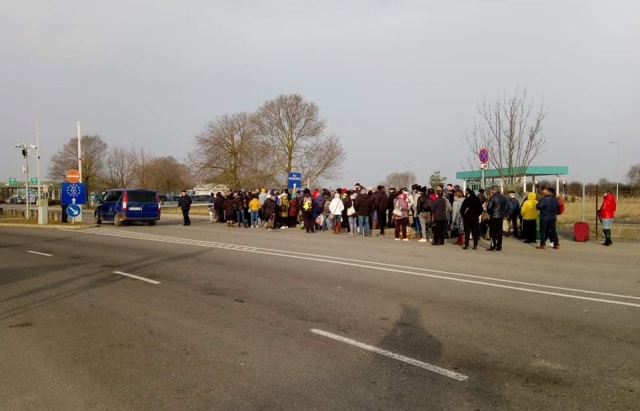 На кордоні Закарпаття українців не пускають додому: в чому проблема?