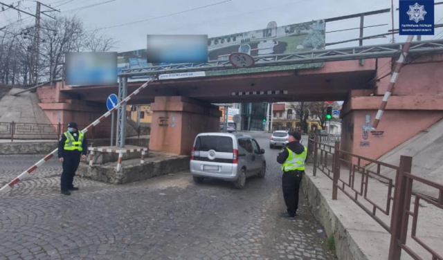 Ледь без даху не залишився: в Ужгороді вантажівка пошкодила обмеження висоти, проїжджаючи під мостом