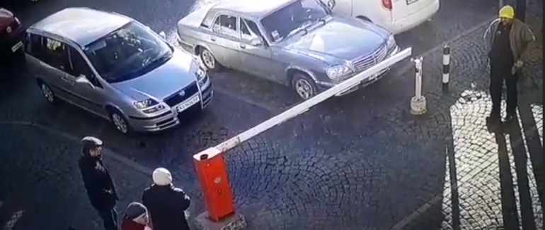 У Мукачеві двоє чоловіків намагалися заблокувати автоматичний шлагбаум