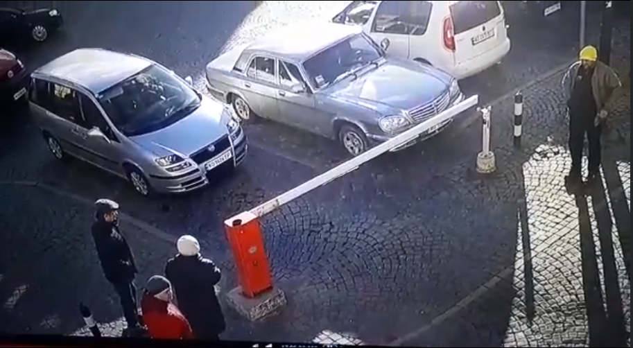 У Мукачеві двоє чоловіків намагалися заблокувати автоматичний шлагбаум