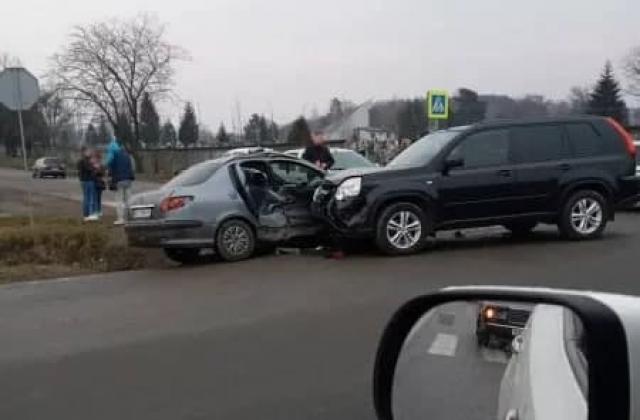 Ранкова аварія у Мукачеві: зіткнулися дві автівки