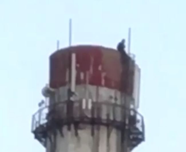 У Мукачеві підліток виліз на найвищу споруду міста