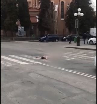Мама сказала скинутися з мосту: що відомо про дівчину, яка оголена лягла на пішохідному переході в центрі Мукачева