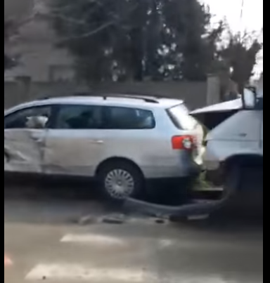 Масштабна ДТП в Ужгороді: легковик зіткнувся з деревом та мікроавтобусом