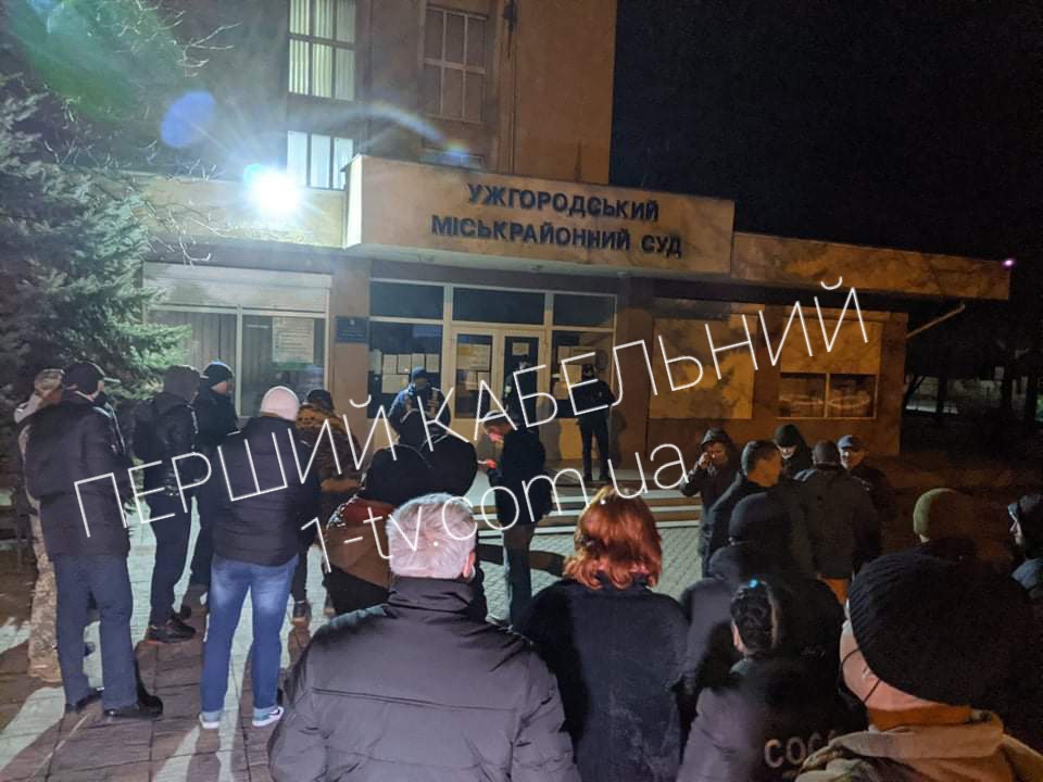 Пікет під стінами Ужгородського міськрайонного суду: люди незгодні з вироком Павла Павлова