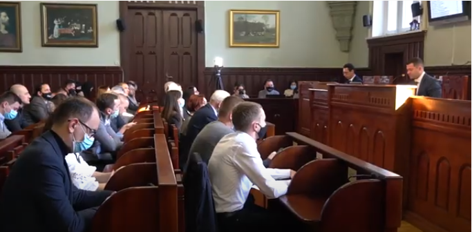 У Мукачеві з зіпсованих автошин виготовлятимуть покриття для дитячих майданчиків