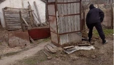 На Херсонщині знайшли мертве немовля у вуличному туалеті