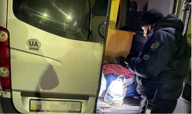 Прикордонники вилучили дві сотні психотропу в українця