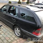 Побиті вікна й порізані шини: на Ужгородщині серйозно пошкодили автомобіль