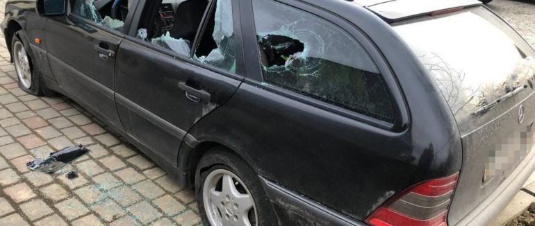 Побиті вікна й порізані шини: на Ужгородщині серйозно пошкодили автомобіль