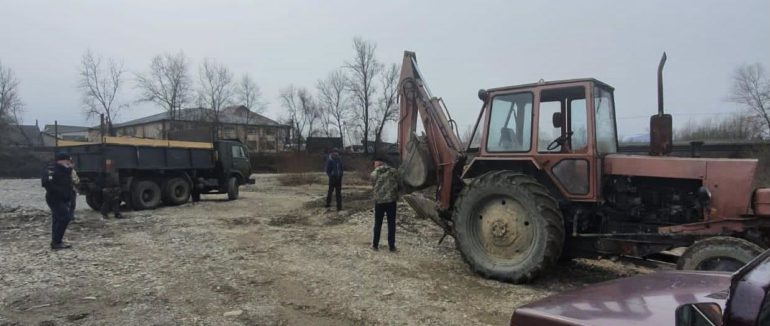 На Рахівщині поліція затримала чоловіка який незаконно добував з річки гравій