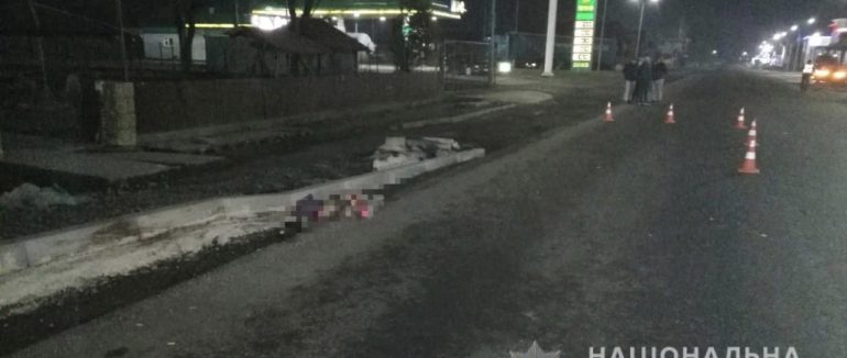 Смертельна автопригода на Тячівщині: жінка перебігала дорогу у невстановленому місці