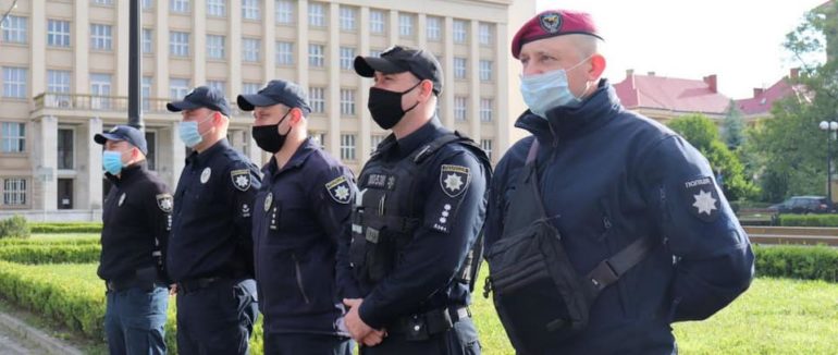 На дорогах Закарпаття цілодобово працюють додаткові поліцейські патрулі