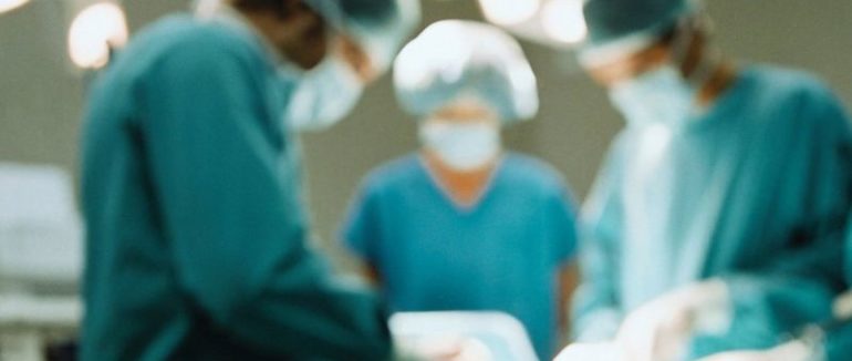 Помилка акушера-гінеколога: післяопераційні ускладнення призвели до видалення матки у породіллі