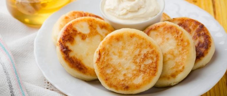 Ідеальний сніданок: рецепт ніжних сирників з рисового борошна