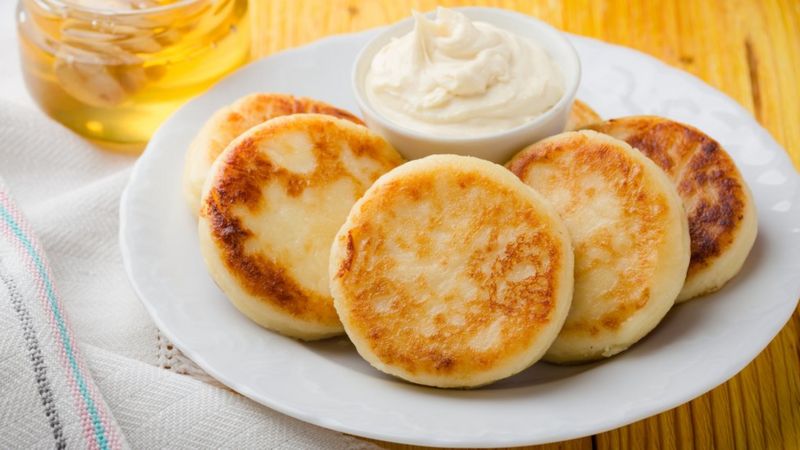 Ідеальний сніданок: рецепт ніжних сирників з рисового борошна