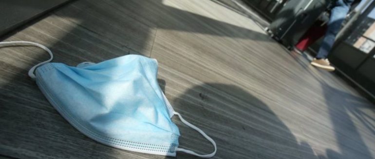 Знімав маску і кашляв: іспанця арештували за умисне інфікування 22 людей ковідом