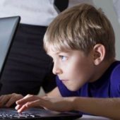 Як батькам уберегти дітей від насильства в мережі