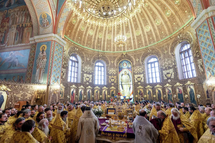 Цілування хрестів, ікон та святинь: Кабмін і Рада церков узгодили обмеження на Великдень