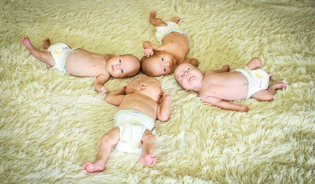 Молода мама четвірні із Закарпаття розповіла про складнощі та радощі з якими довелося зіткнутися