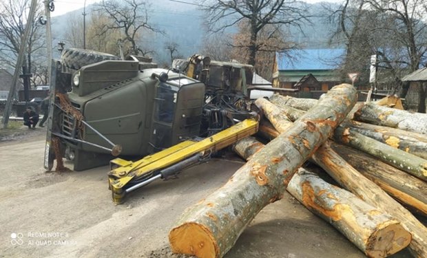 ДТП у Міжгір’ї: завантажений лісовоз перекинувся і ледь не зніс будинок