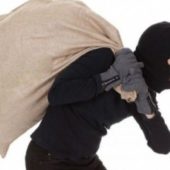 Пограбування в Ужгороді: в торговому павільйоні викрали 150 пар взуття