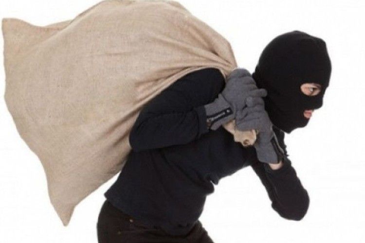 Пограбування в Ужгороді: в торговому павільйоні викрали 150 пар взуття