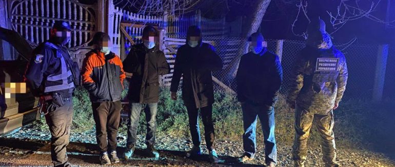 Незаконний перетин кордону: на Рахівщині затримали нелегалів та їх переправників