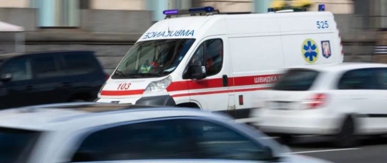 Готувався вийти з автобуса а потрапив до лікарні: на Закарпатті екстрене гальмування погано вплинуло на пенсіонера