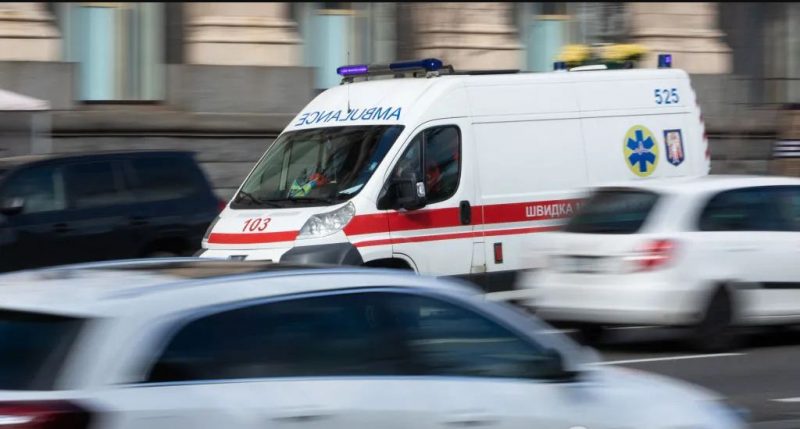 Готувався вийти з автобуса а потрапив до лікарні: на Закарпатті екстрене гальмування погано вплинуло на пенсіонера